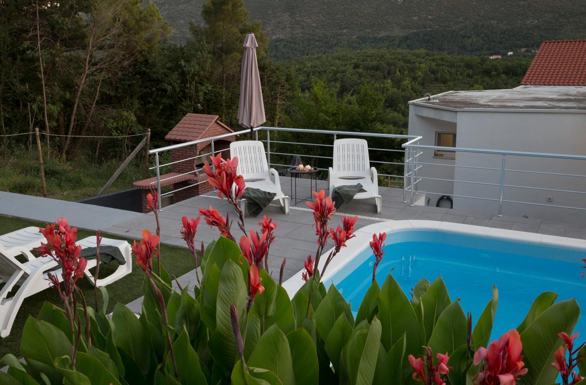 Lucija With Swimming Pool Tugare